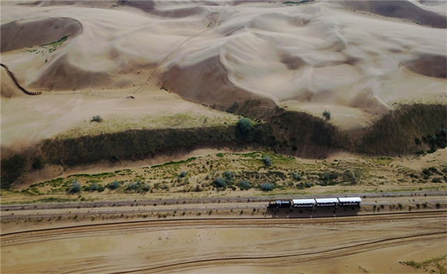 一列小火车行驶在响沙湾旅游景区中（7月26日摄）。