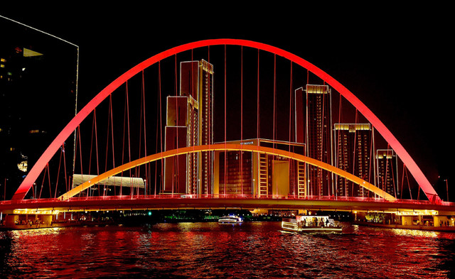 8月13日，游船从天津海河大沽桥下通过。