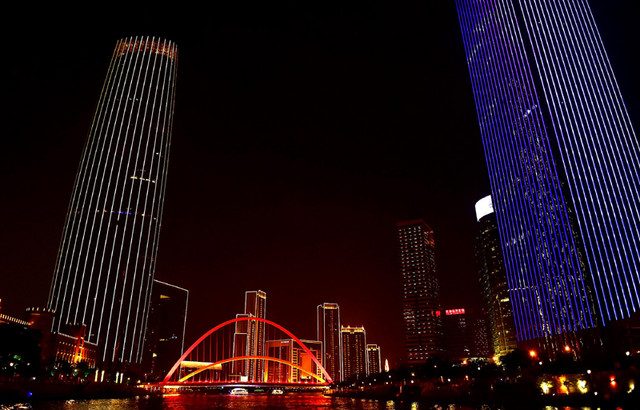 这是天津“津塔”（左侧建筑物）附近海河两岸夜景（8月13日摄）。