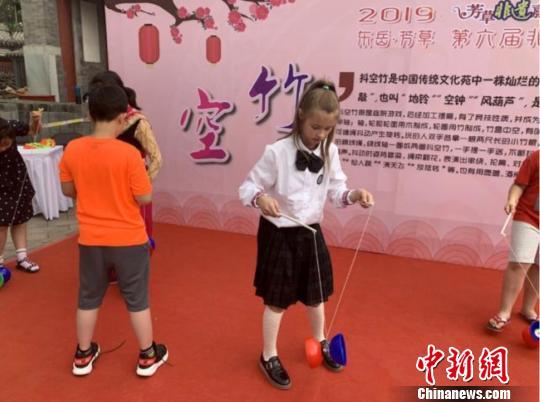 非遗嘉年华在京举行中外学子体验中华传统文化